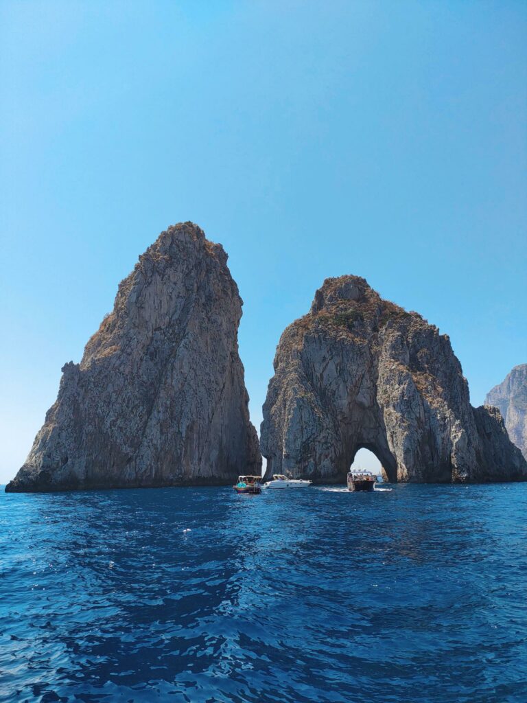 faraglioni fotografati dalla barca