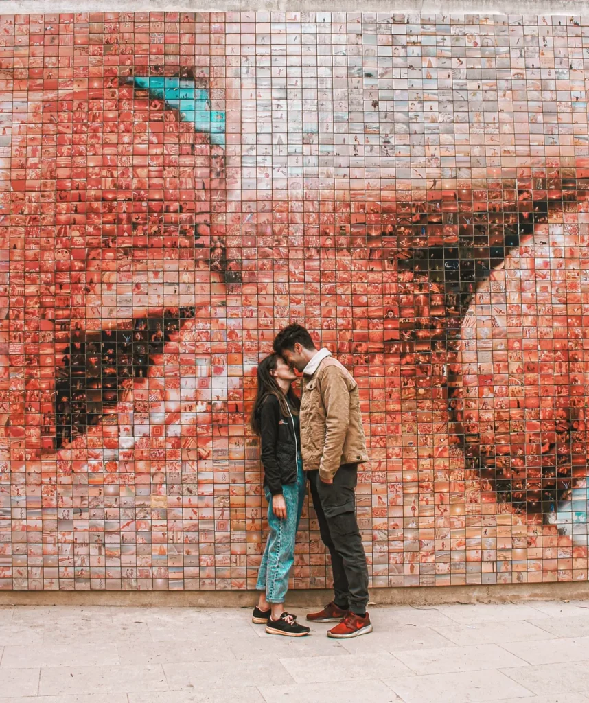 murales bacio barcellona dove si trova